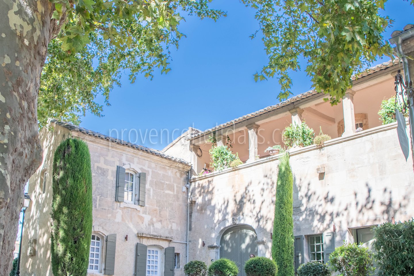 7 - Le Joyau de Paradou: Villa: Exterior