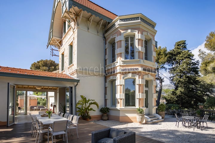 Prestigieus huis met zwembad en privépark