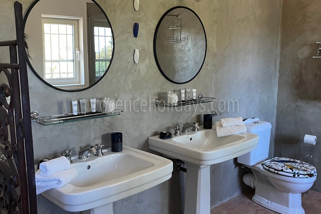 38 - Le Mas de la Cabro: Villa: Bathroom