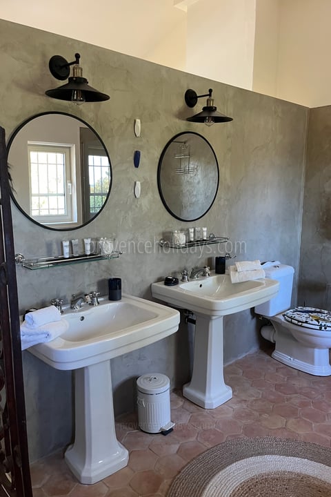 38 - Le Mas de la Cabro: Villa: Bathroom