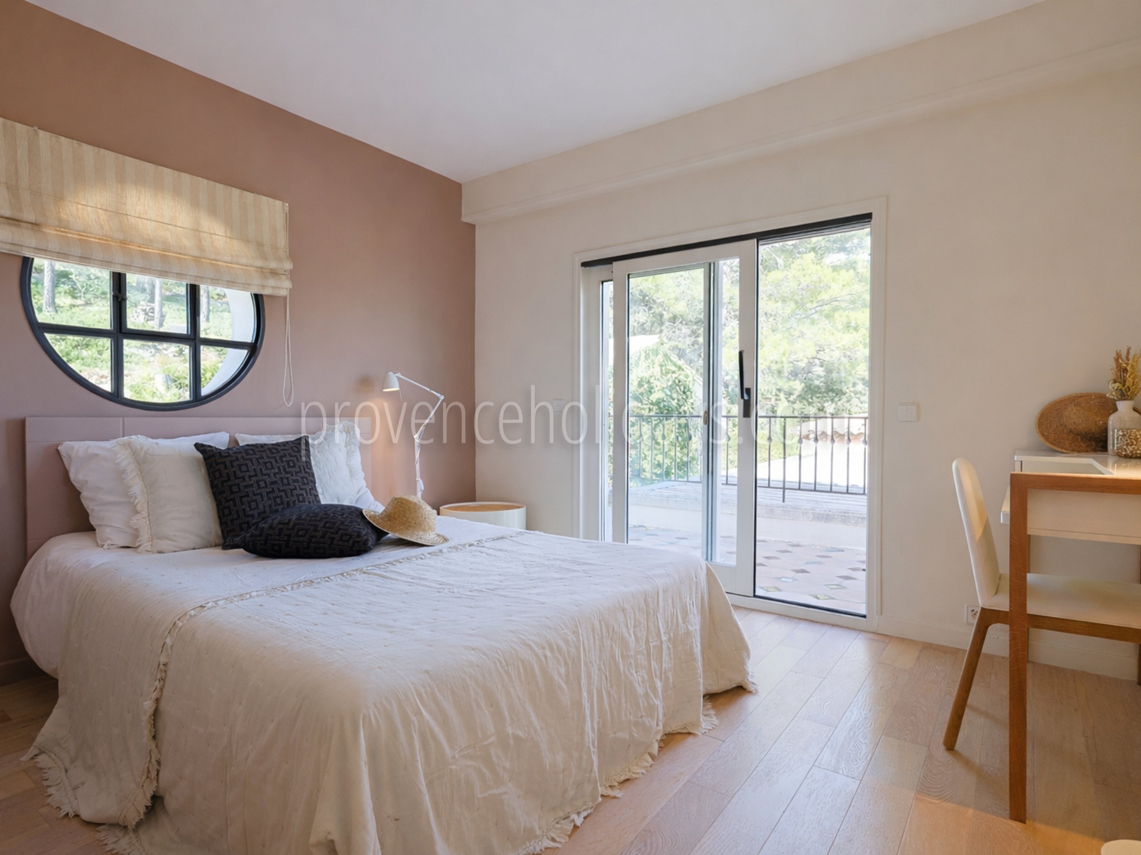 5 - Domaine de la Tour: Villa: Bedroom