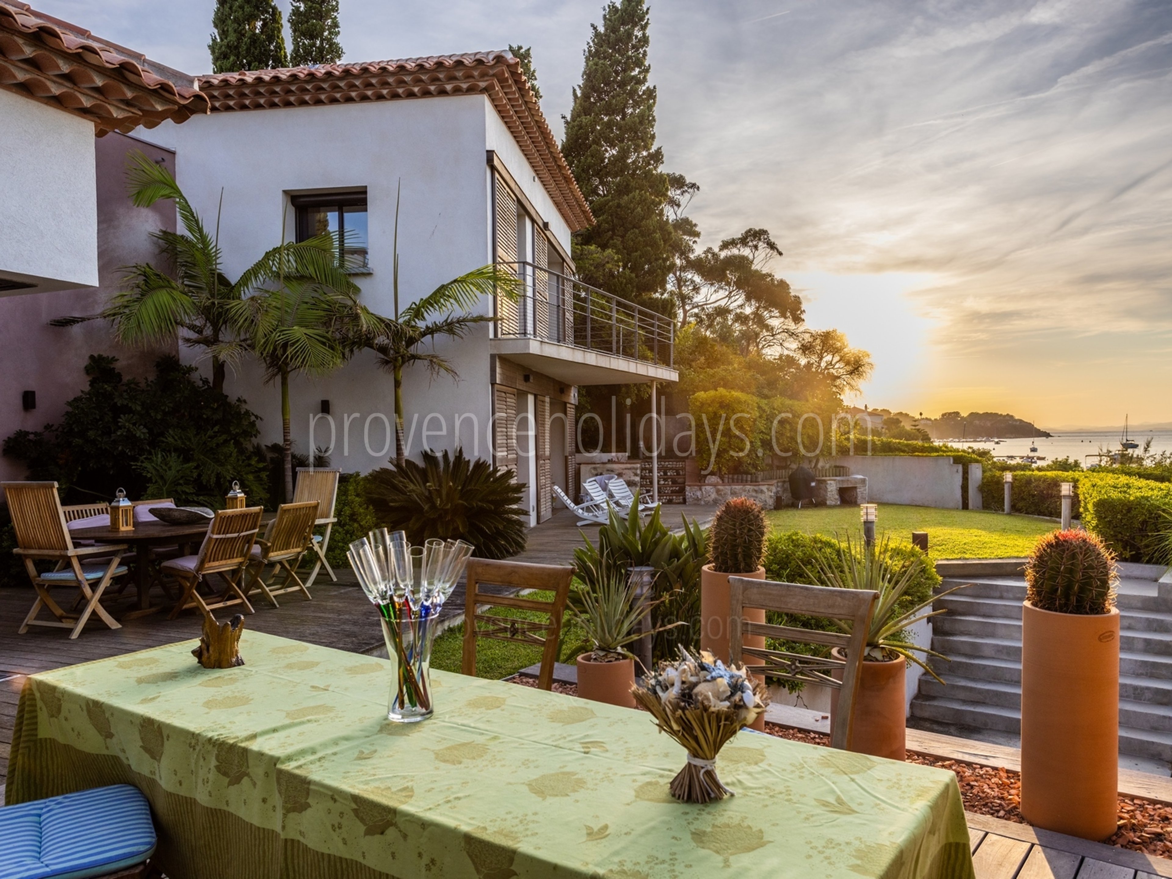 30 - Villa Giens: Villa: Exterior