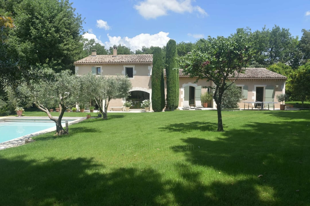 Magnificent villa for sale with swimming pool near the centre of the village of Robion