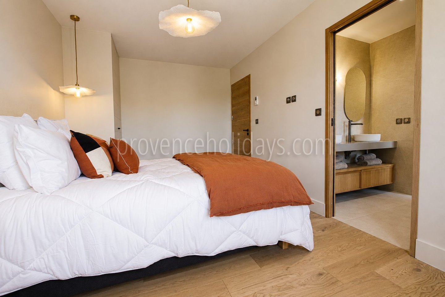 26 - Villa within walking distance of Maussane-les-Alpilles: Villa: Bedroom
