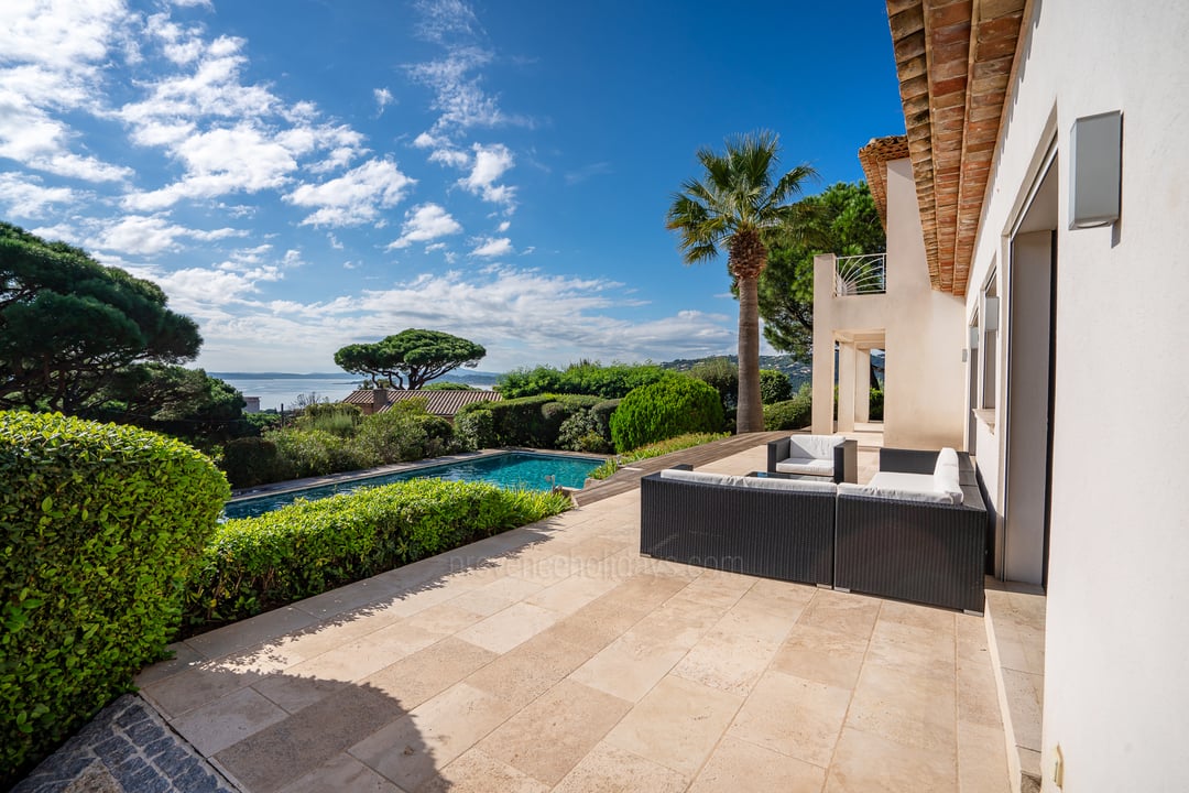 Family villa with sea view for sale near Saint-Tropez - Exterior