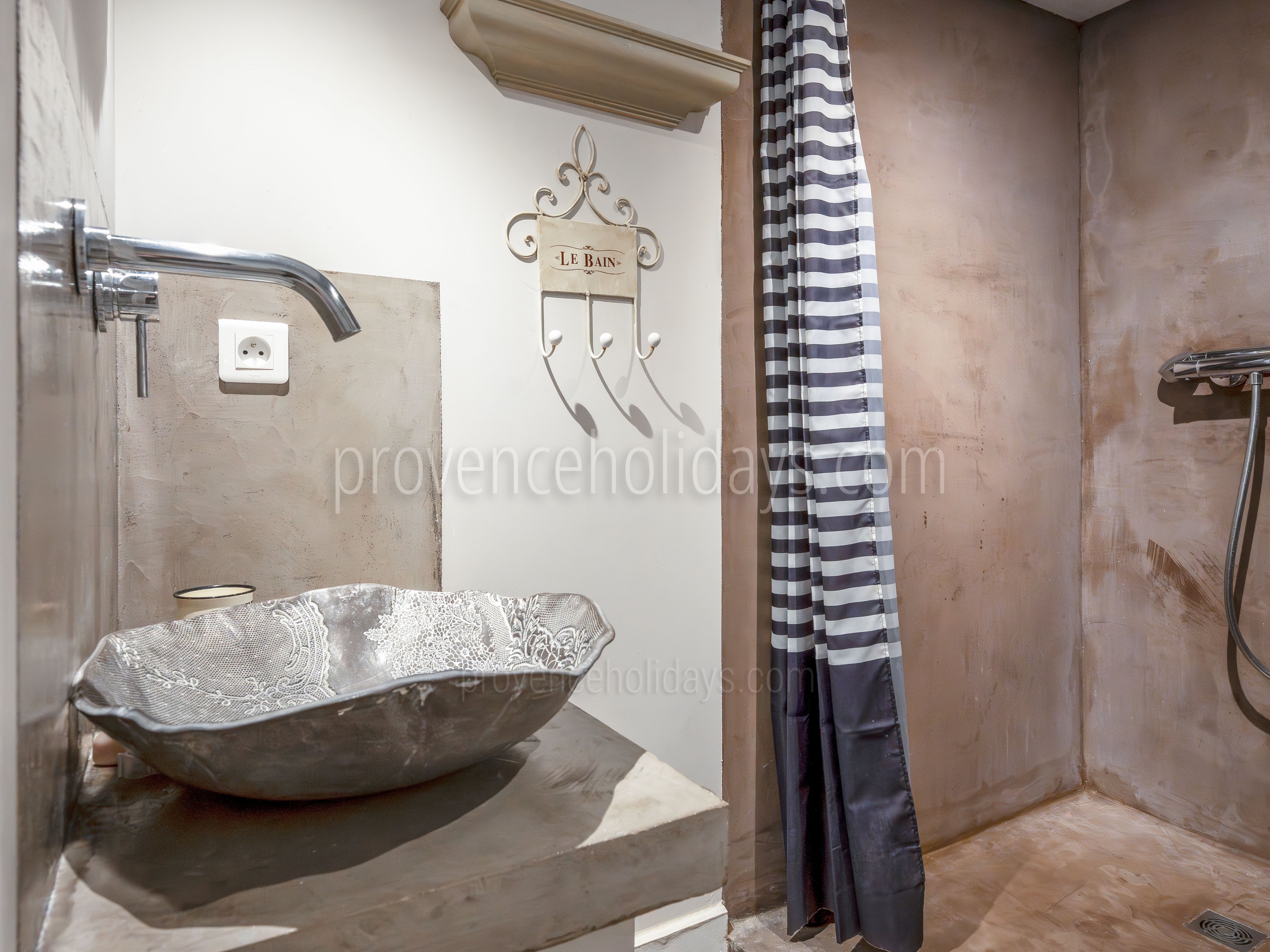 29 - Le Mas de Cabrières: Villa: Bathroom