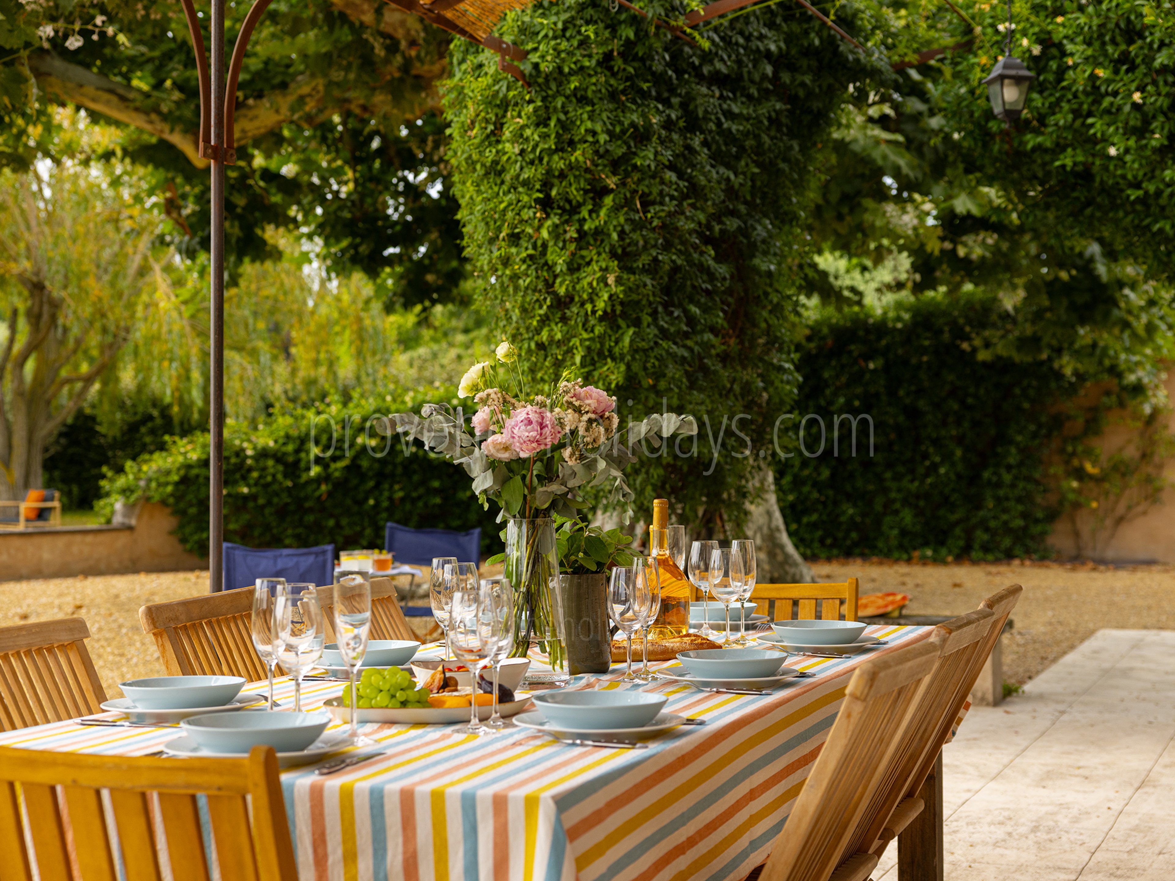 5 - Le Mas d\'Orgon: Villa: Exterior