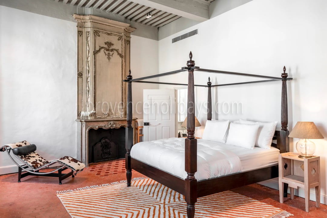 6 - Restored residence in Saint-Rémy-de-Provence: Villa: Bedroom