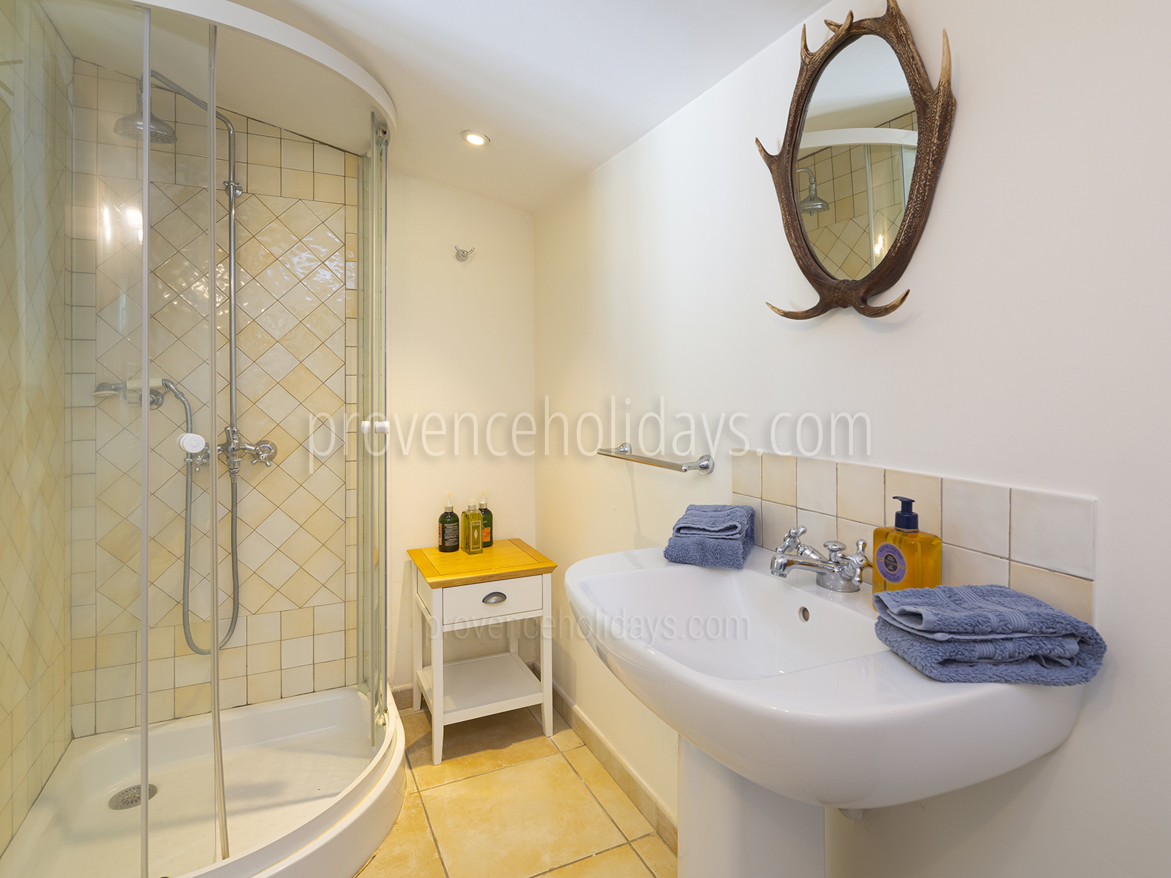 26 - Maison de la Colline: Villa: Bathroom