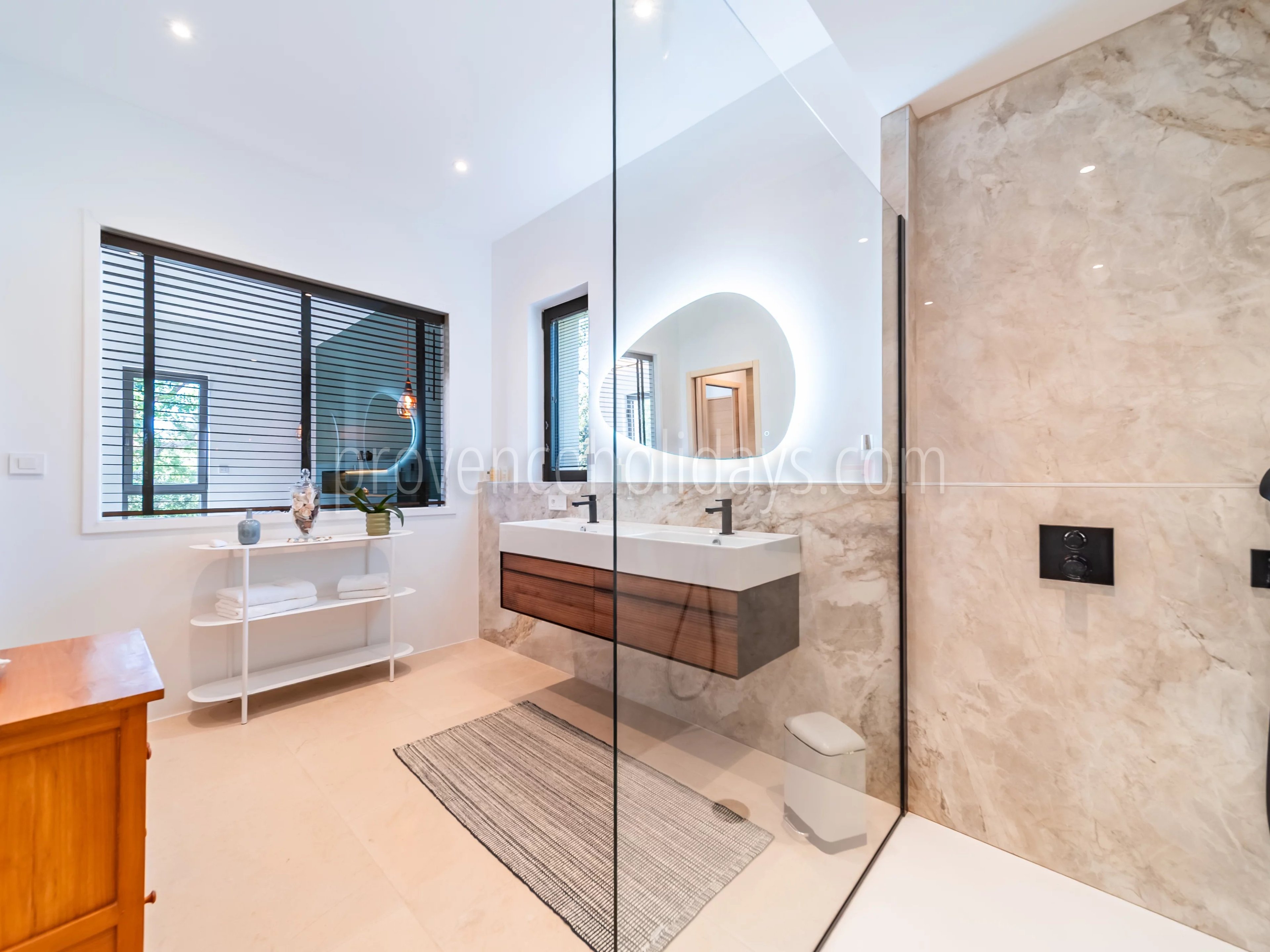 18 - Villa with pool in Gordes: Villa: Bathroom
