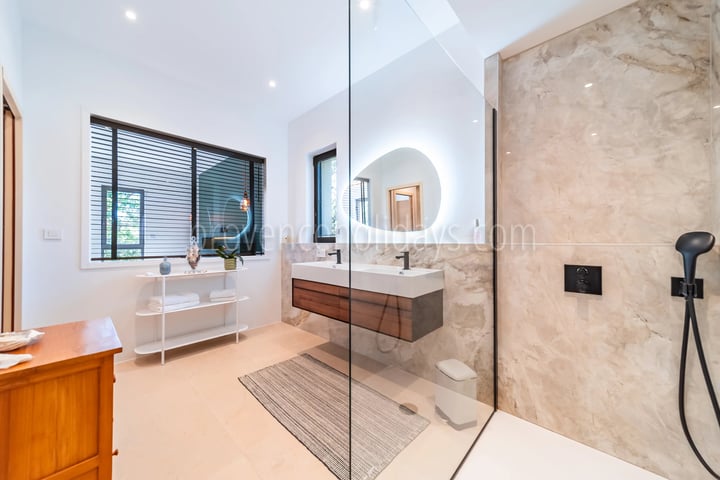 18 - Villa with pool in Gordes: Villa: Bathroom