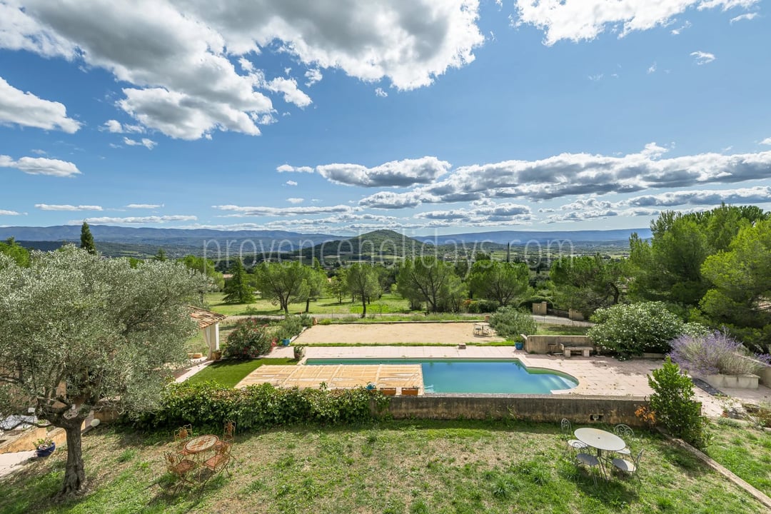2 - Stone farmhouse in Saint-Saturnin-lès-Apt: Villa: Exterior