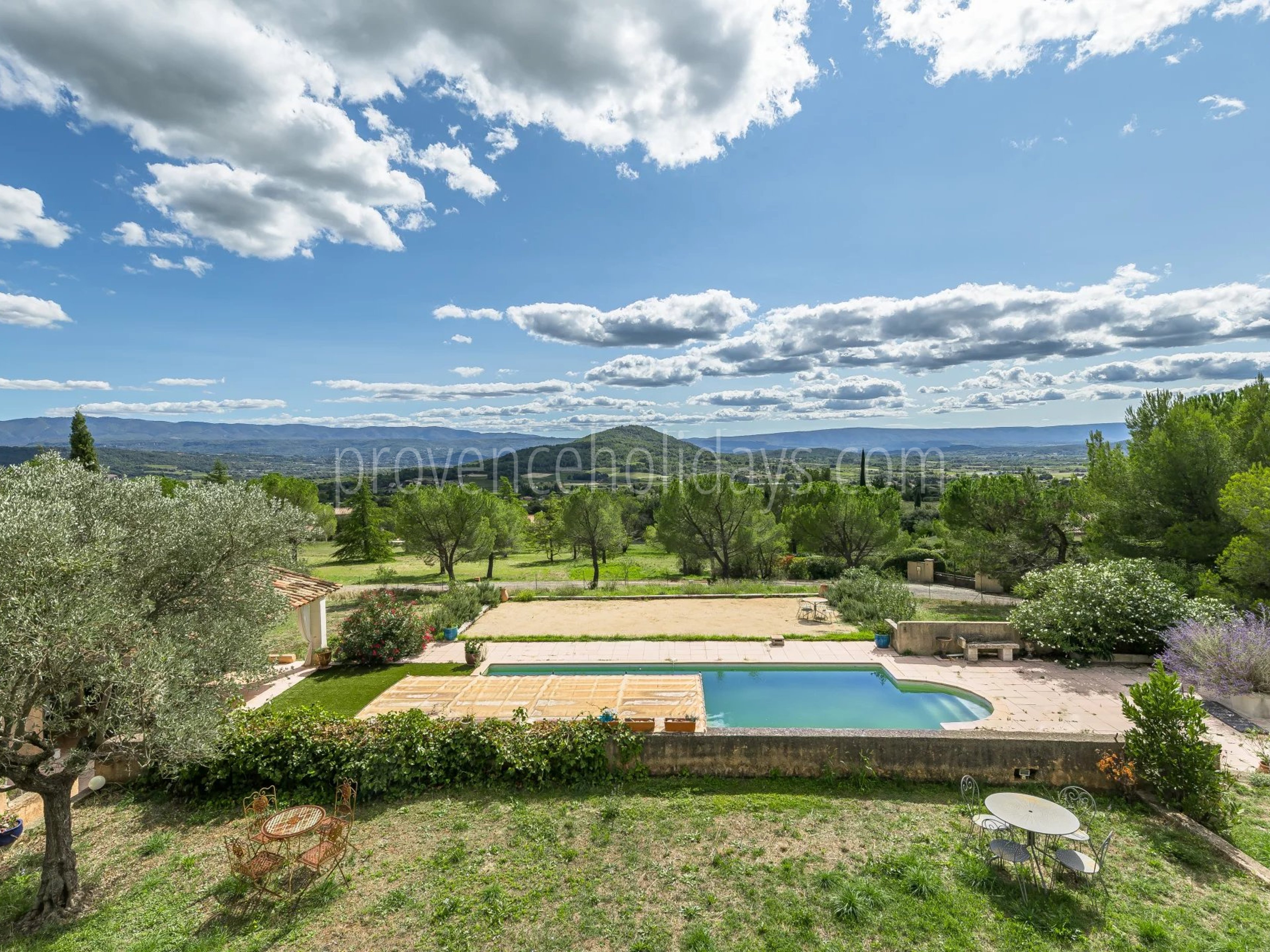 2 - Stone farmhouse in Saint-Saturnin-lès-Apt: Villa: Exterior