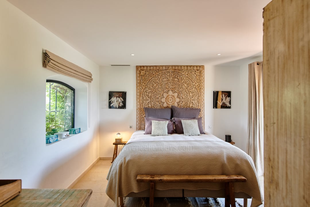 6 - Coteaux Serene: Villa: Bedroom