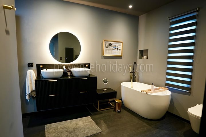 16 - Villa Romana: Villa: Bathroom