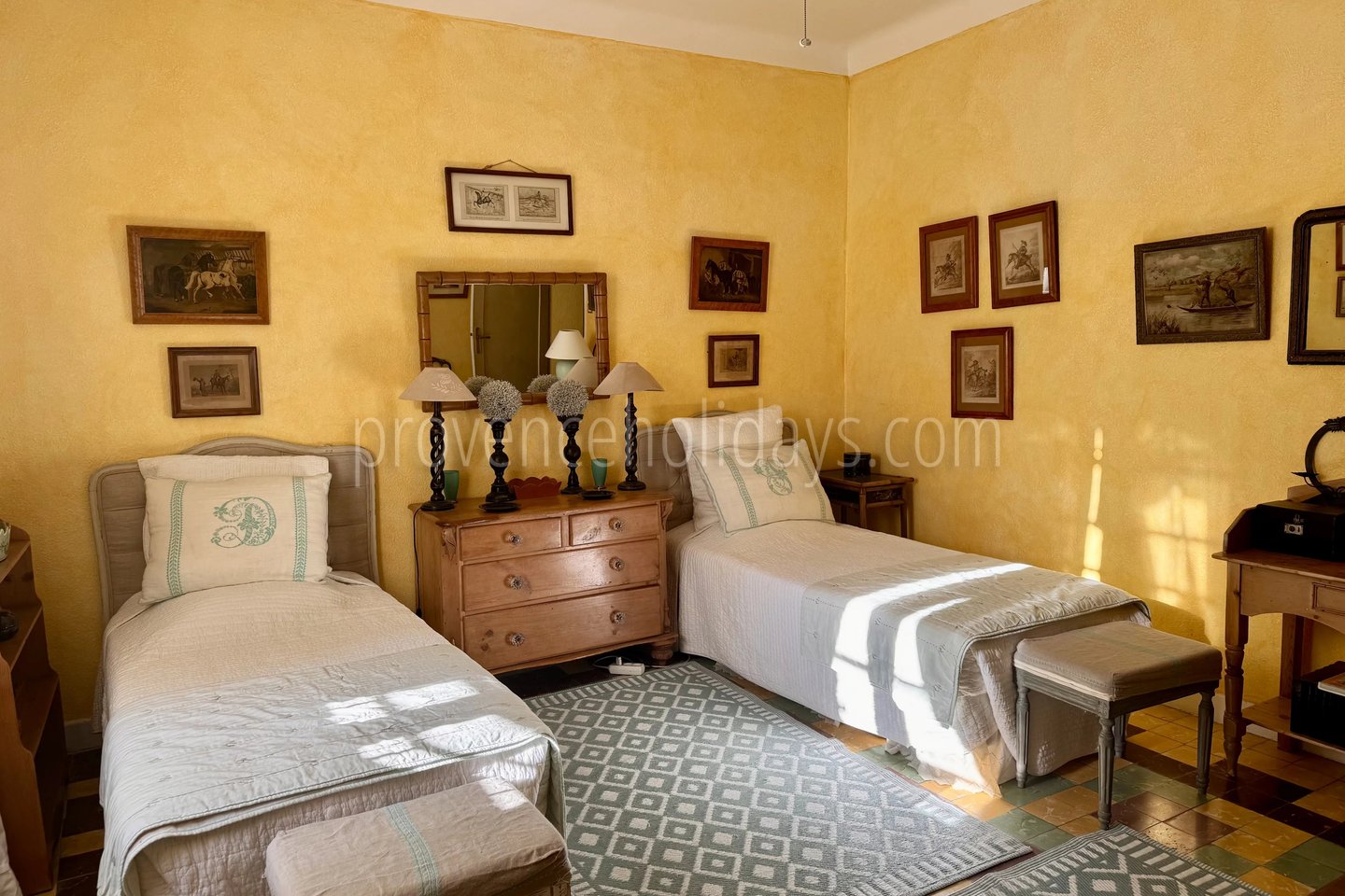9 - Estate to renovate in Orgon: Villa: Bedroom