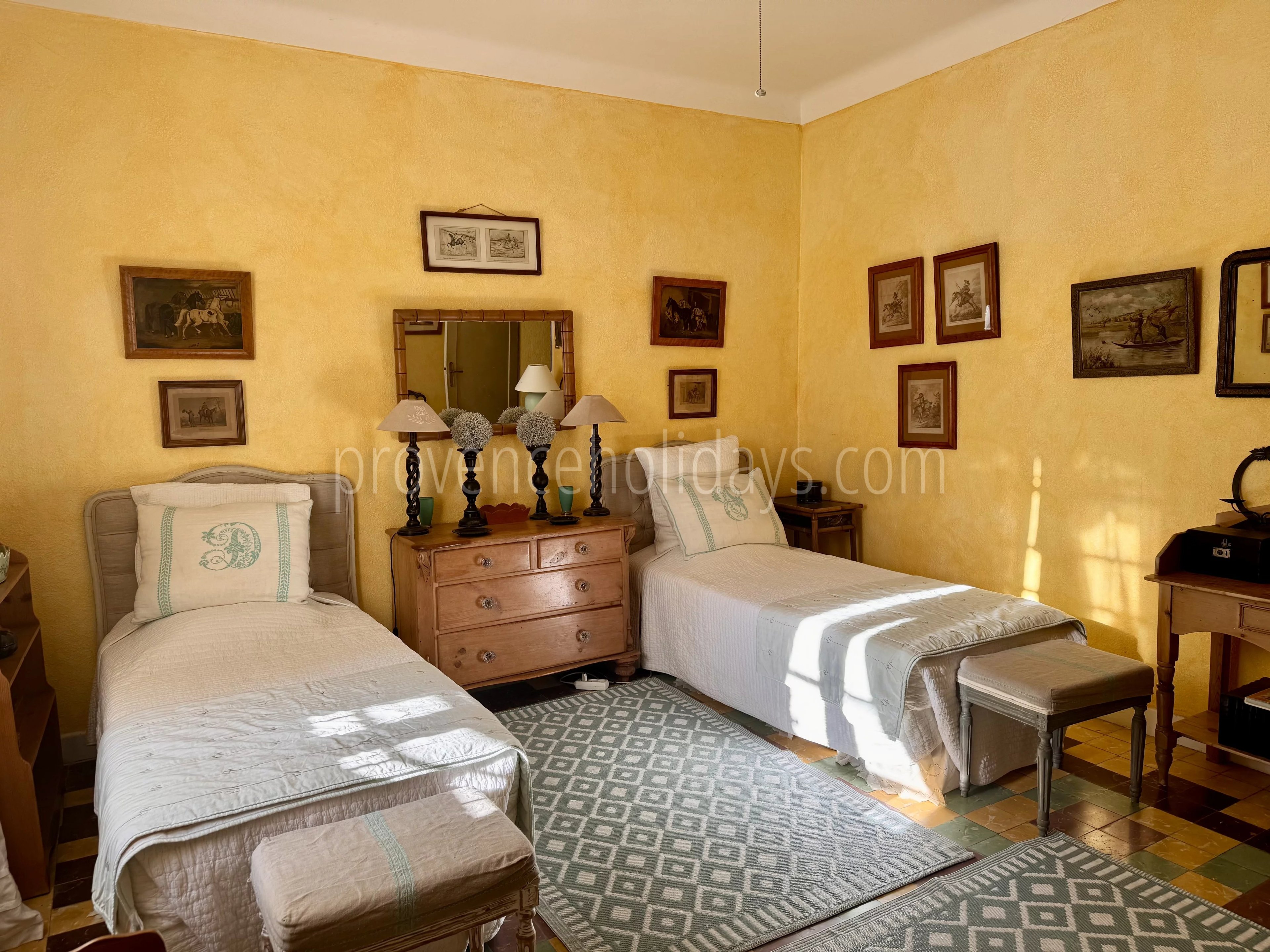 9 - Estate to renovate in Orgon: Villa: Bedroom