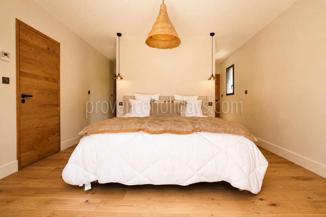 16 - Villa within walking distance of Maussane-les-Alpilles: Villa: Bedroom