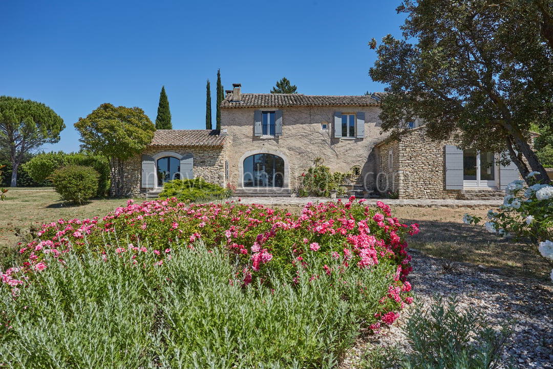 Charaktervolle Villa in der Nähe von Ménerbes zu verkaufen