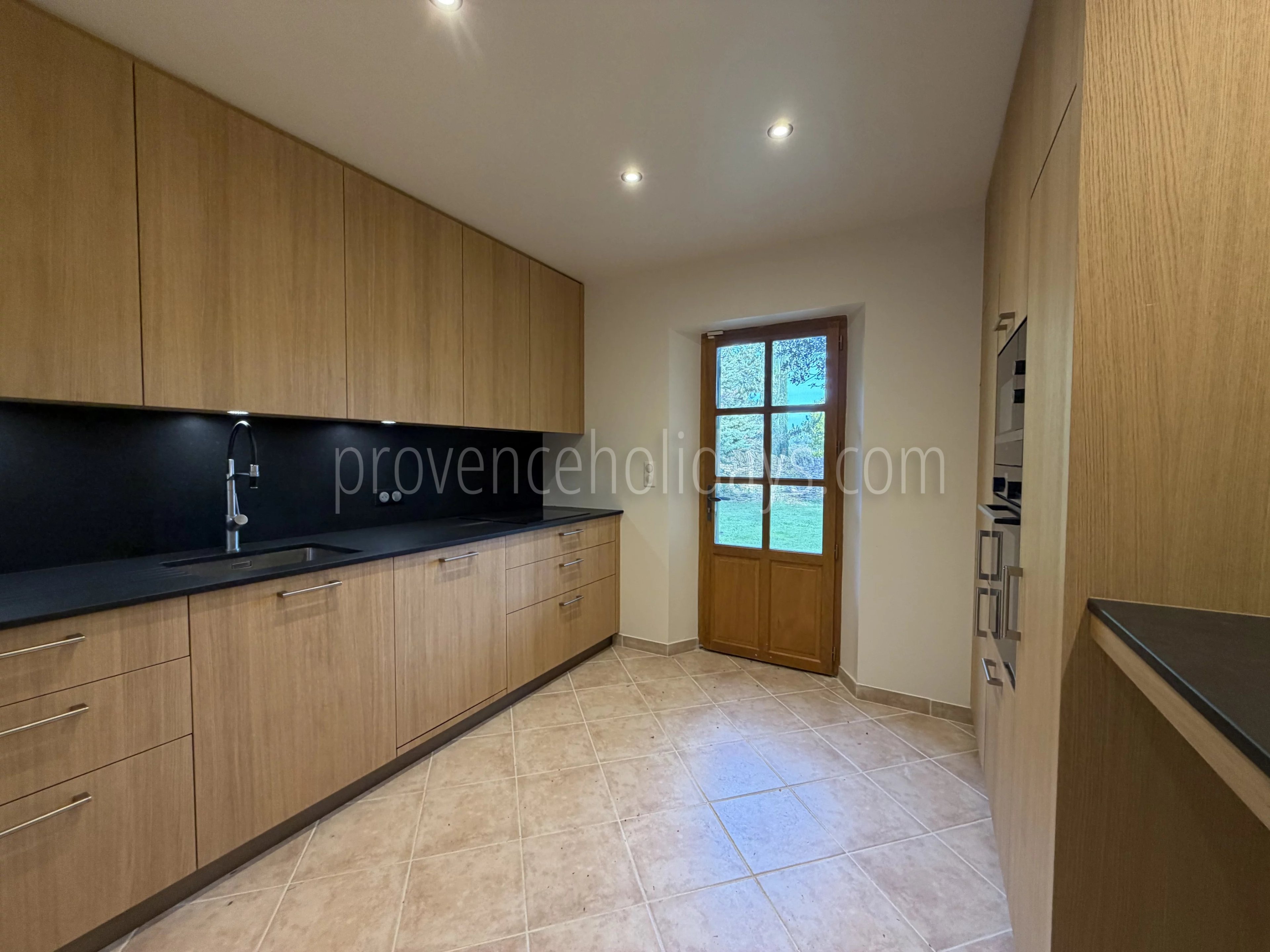 4 - House to renovate in Ménerbes: Villa: Interior