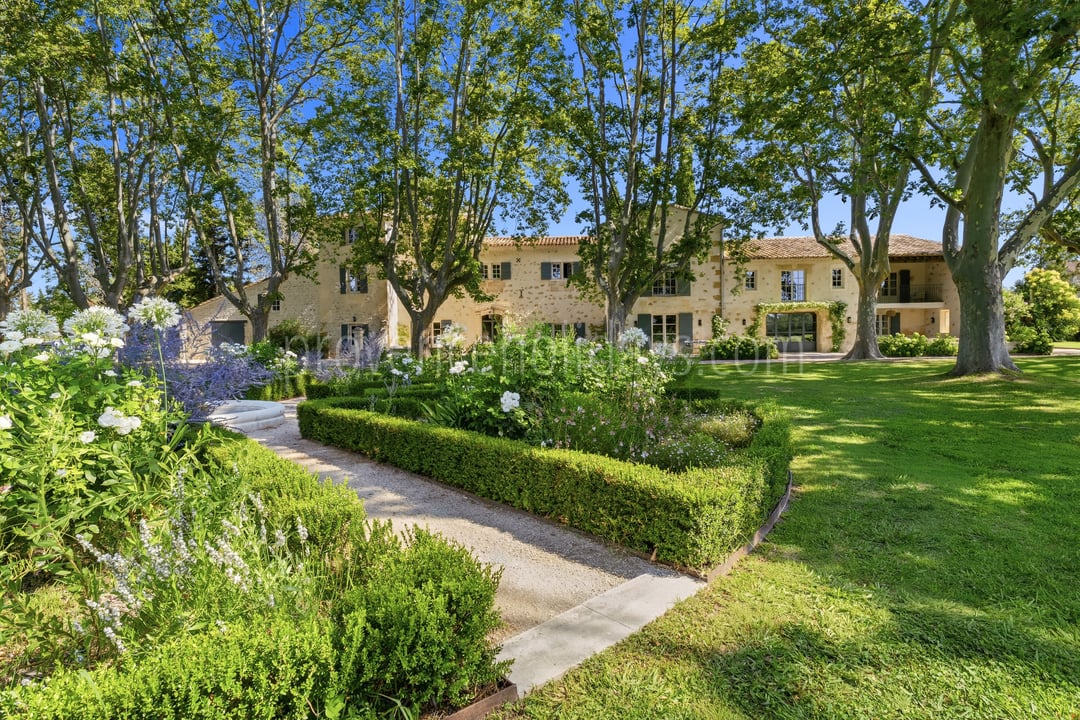 67 - Bastide Mouriès: Villa: Exterior