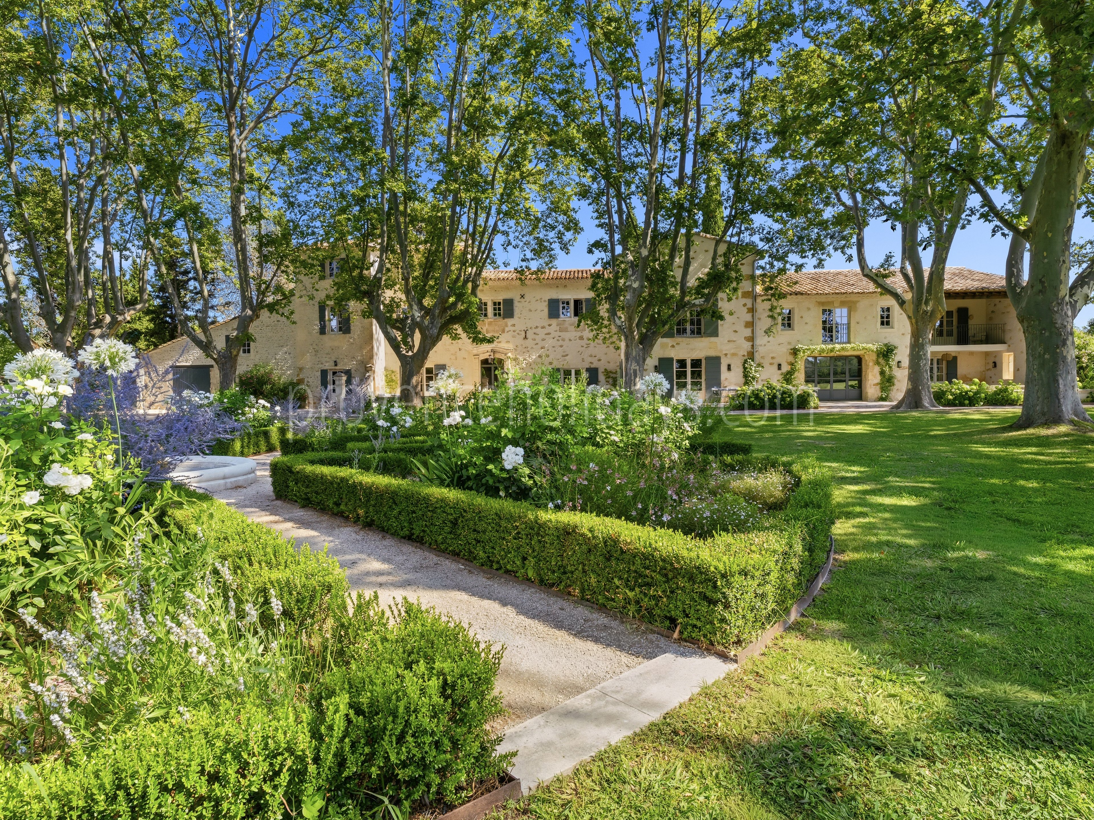 67 - Bastide Mouriès: Villa: Exterior