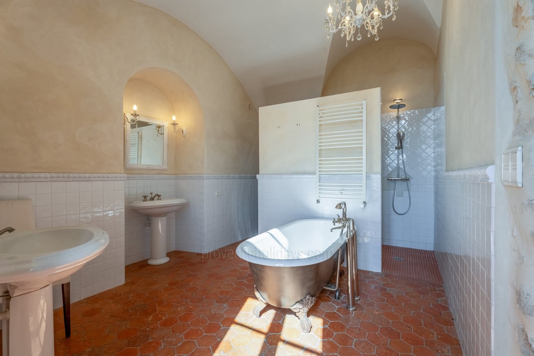 10 - Château de la Roque: Villa: Bathroom
