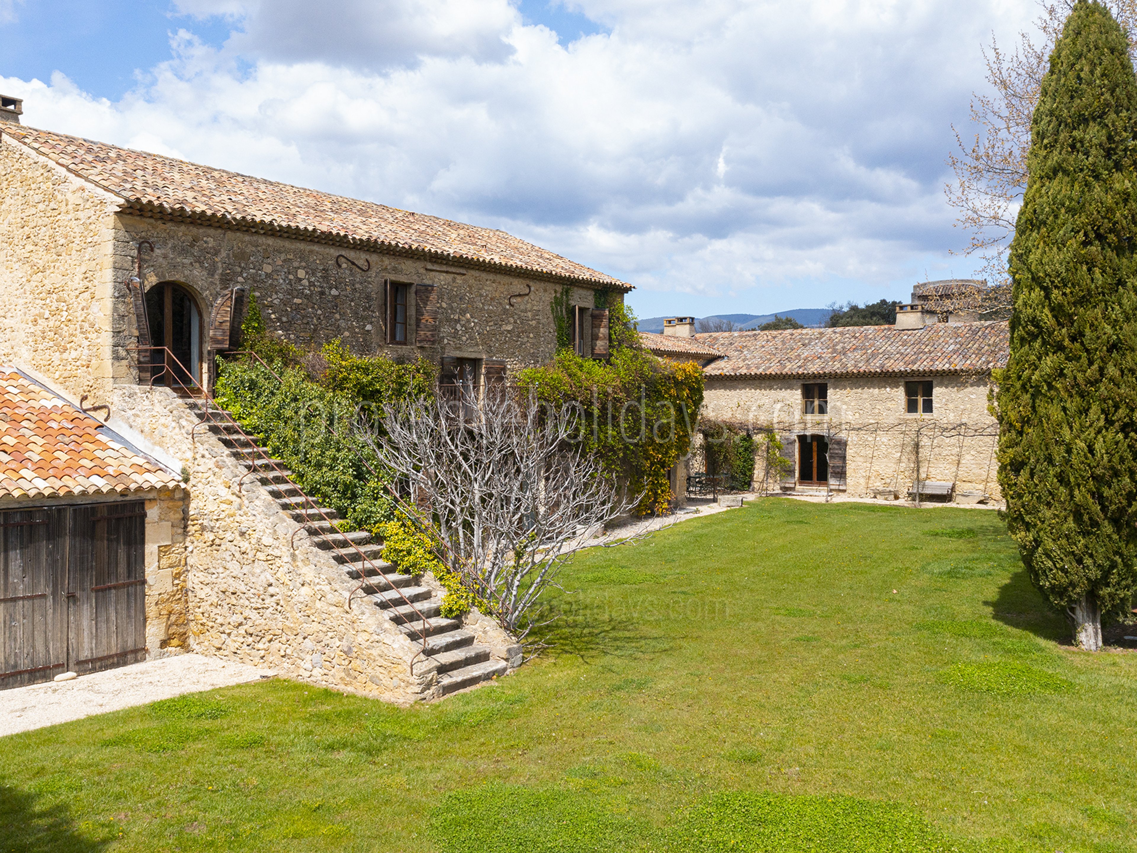 11 - Bastide de Luberon: Villa: Exterior