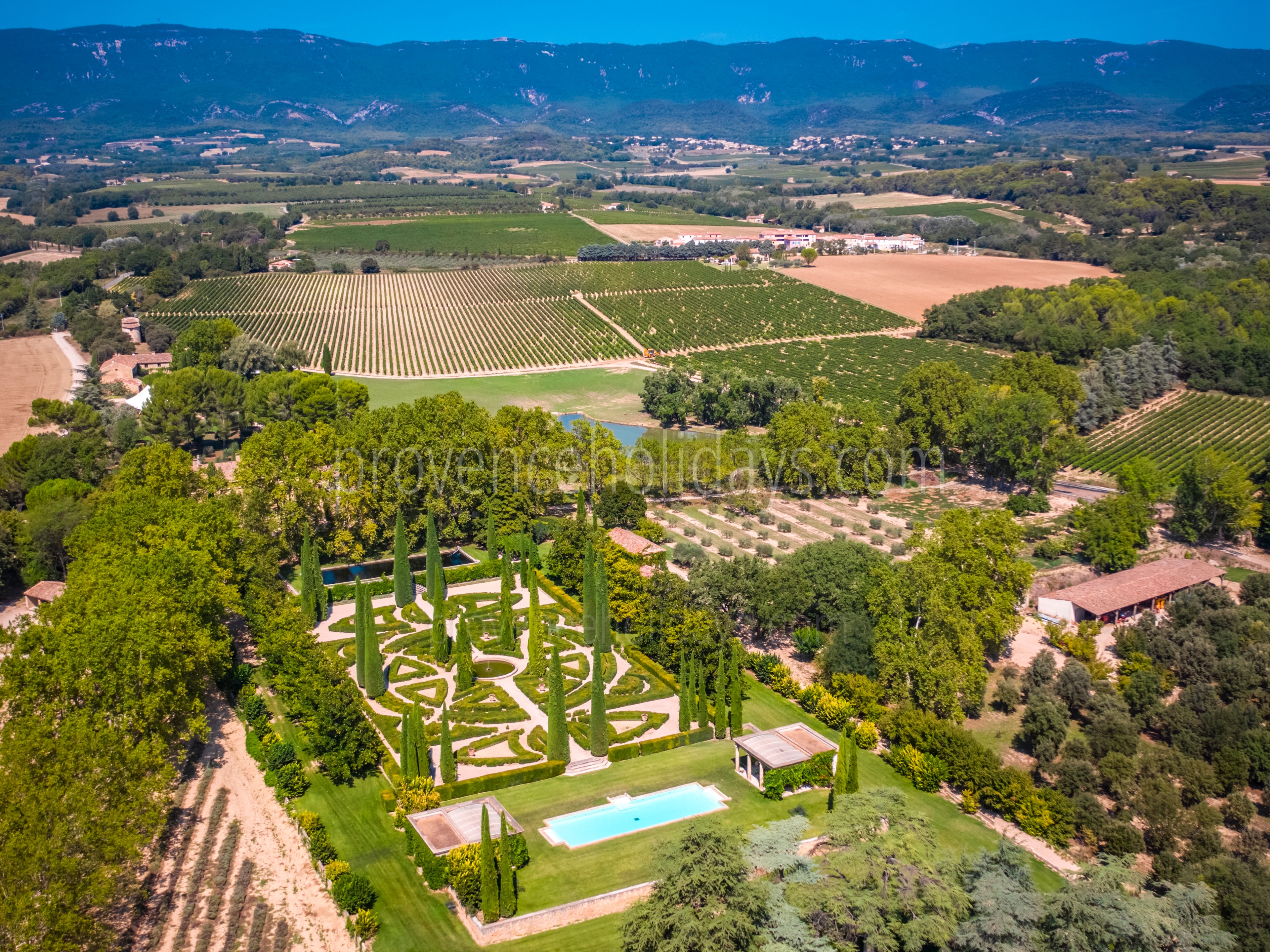 48 - Château de Luberon: Villa: Exterior