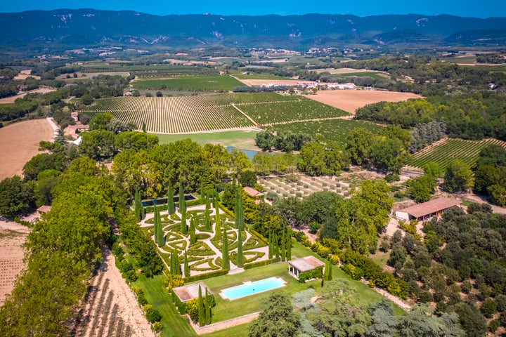 47 - Château de Luberon: Villa: Exterior