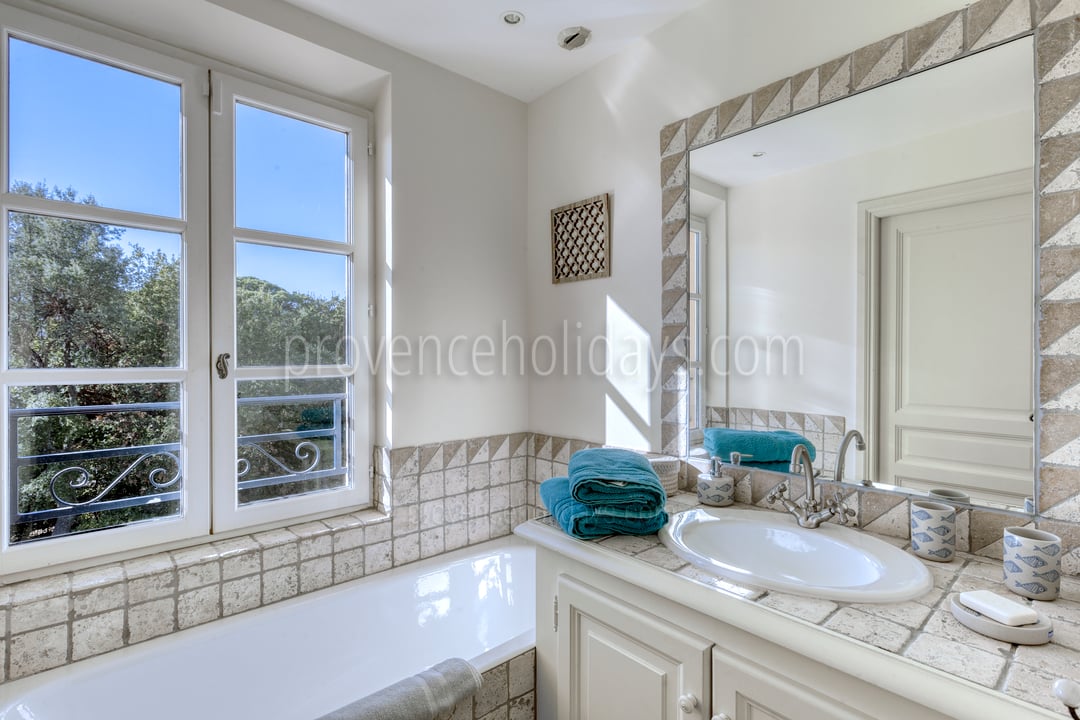 23 - Manoir de Seraphine: Villa: Bathroom