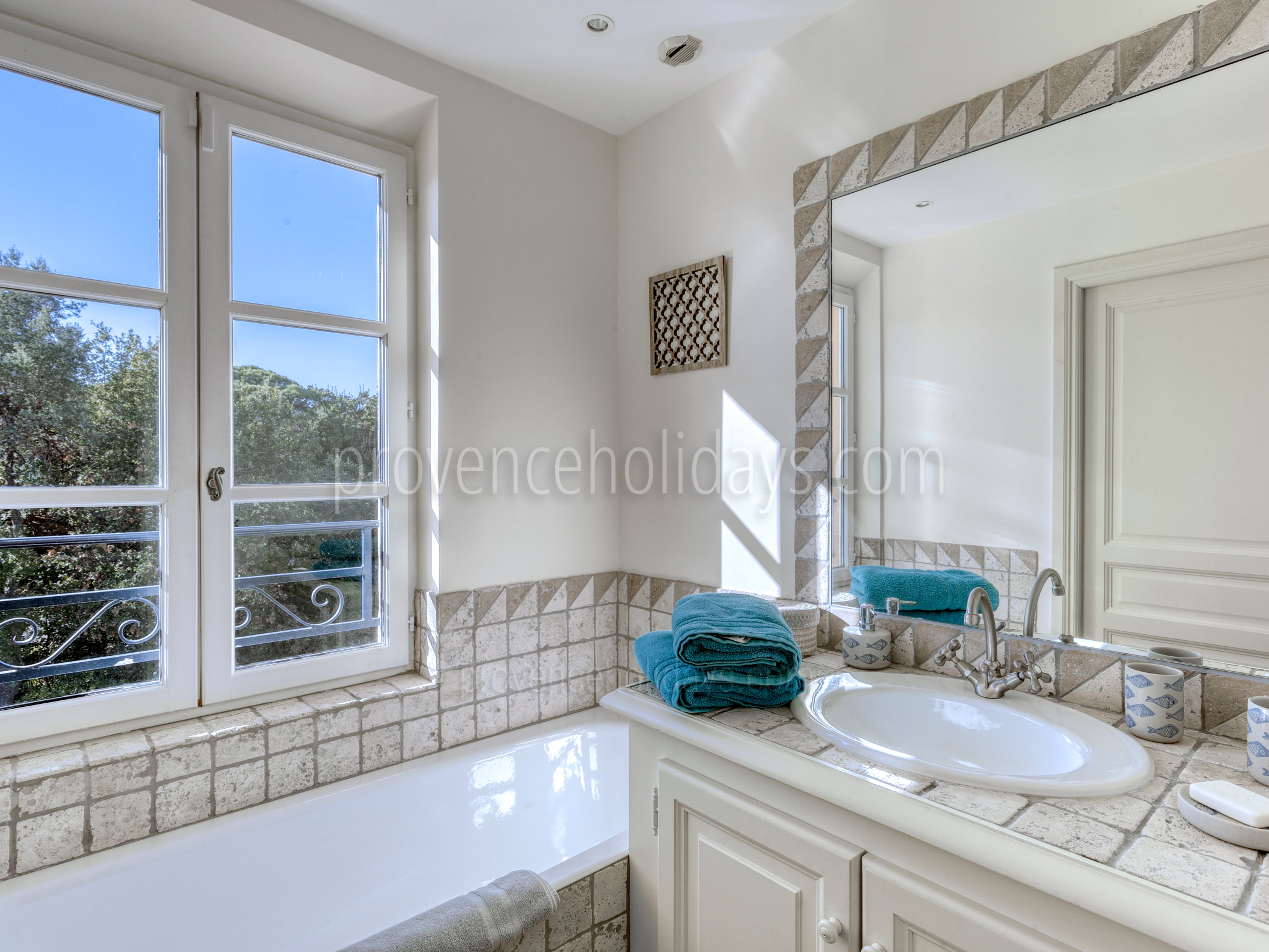 23 - Manoir de Seraphine: Villa: Bathroom