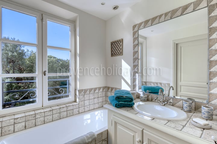 23 - Manoir de Seraphine: Villa: Bathroom
