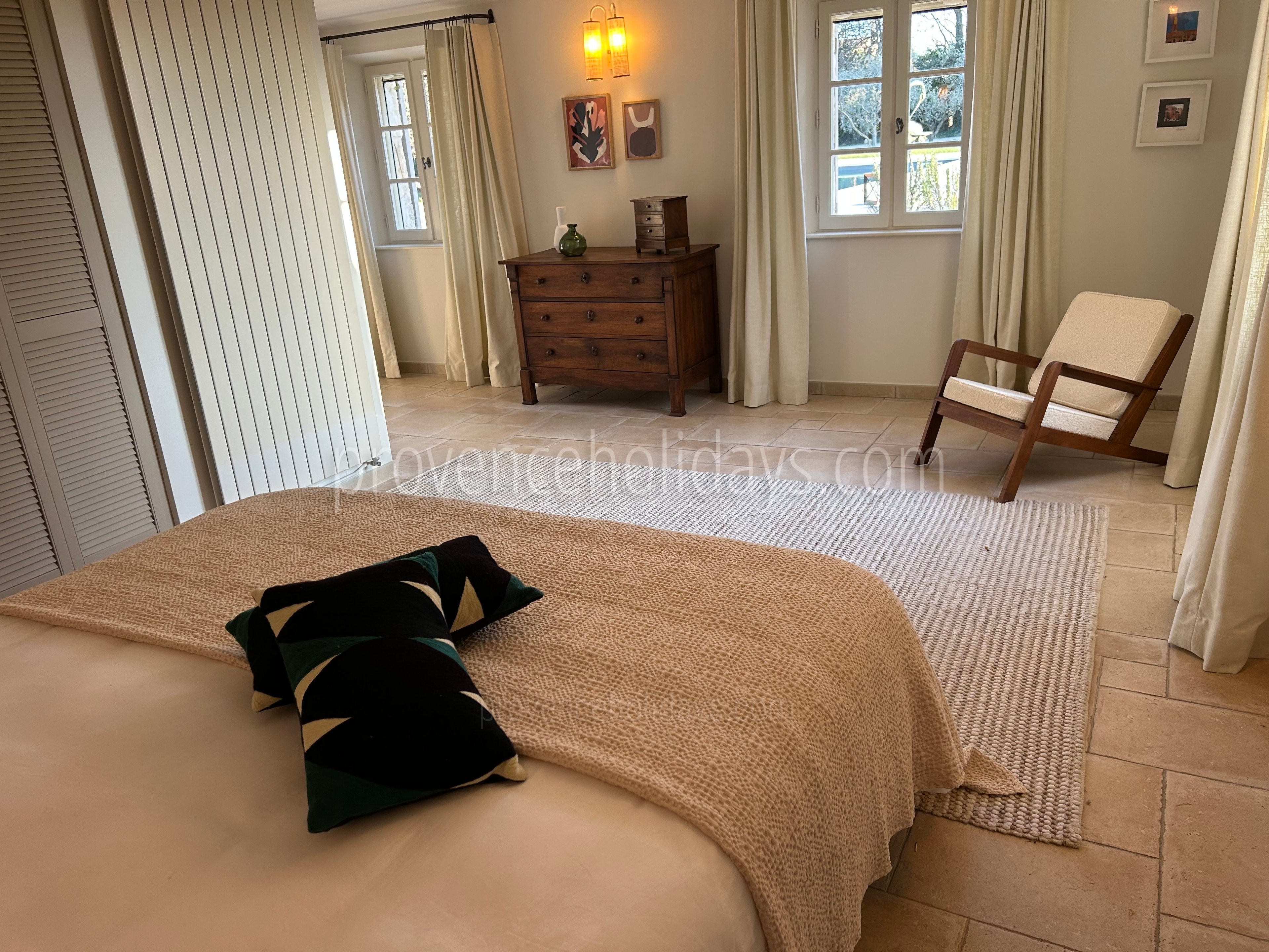 46 - Le Mas des Magnans: Villa: Bedroom