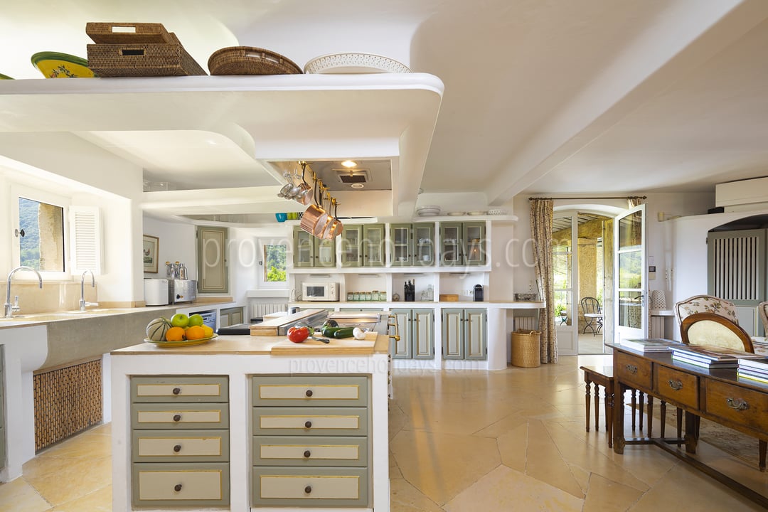 3 - La Roseraie: Villa: Interior