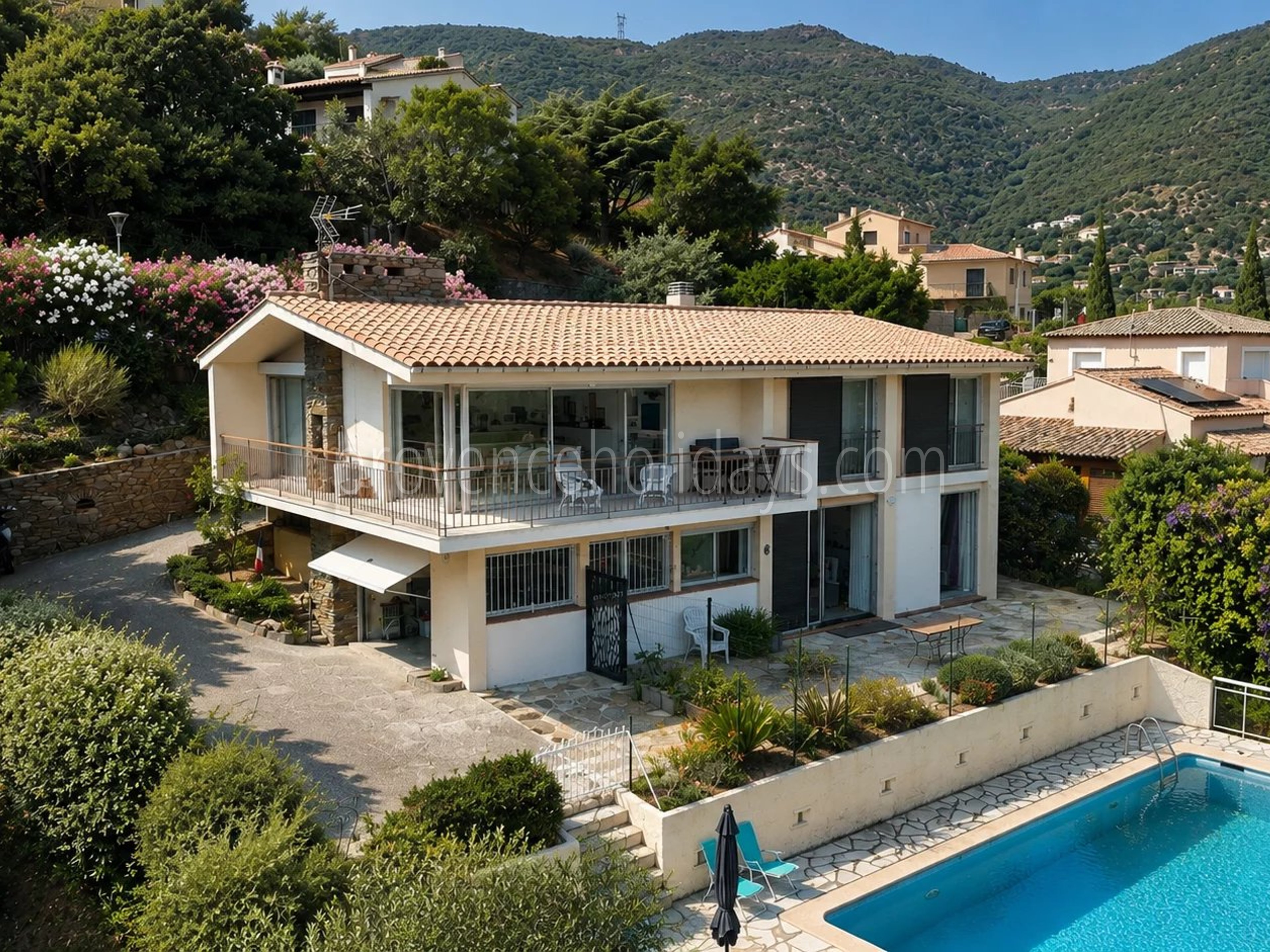 2 - Villa with pool in Cavalaire-sur-Mer: Villa: Exterior