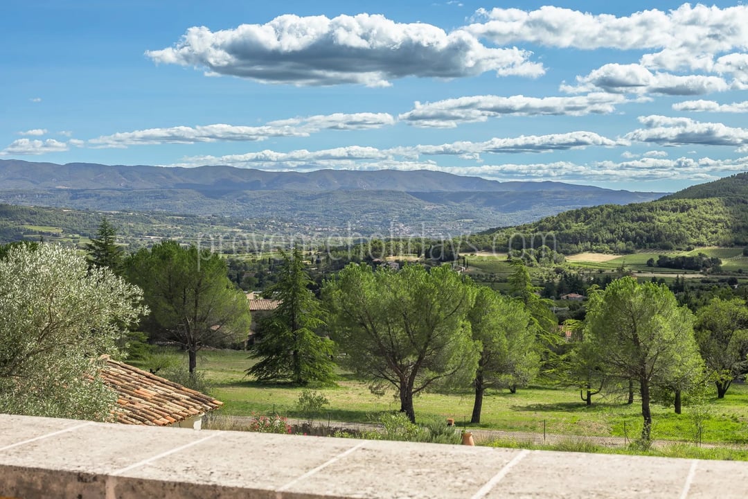 12 - Stone farmhouse in Saint-Saturnin-lès-Apt: Villa: Exterior