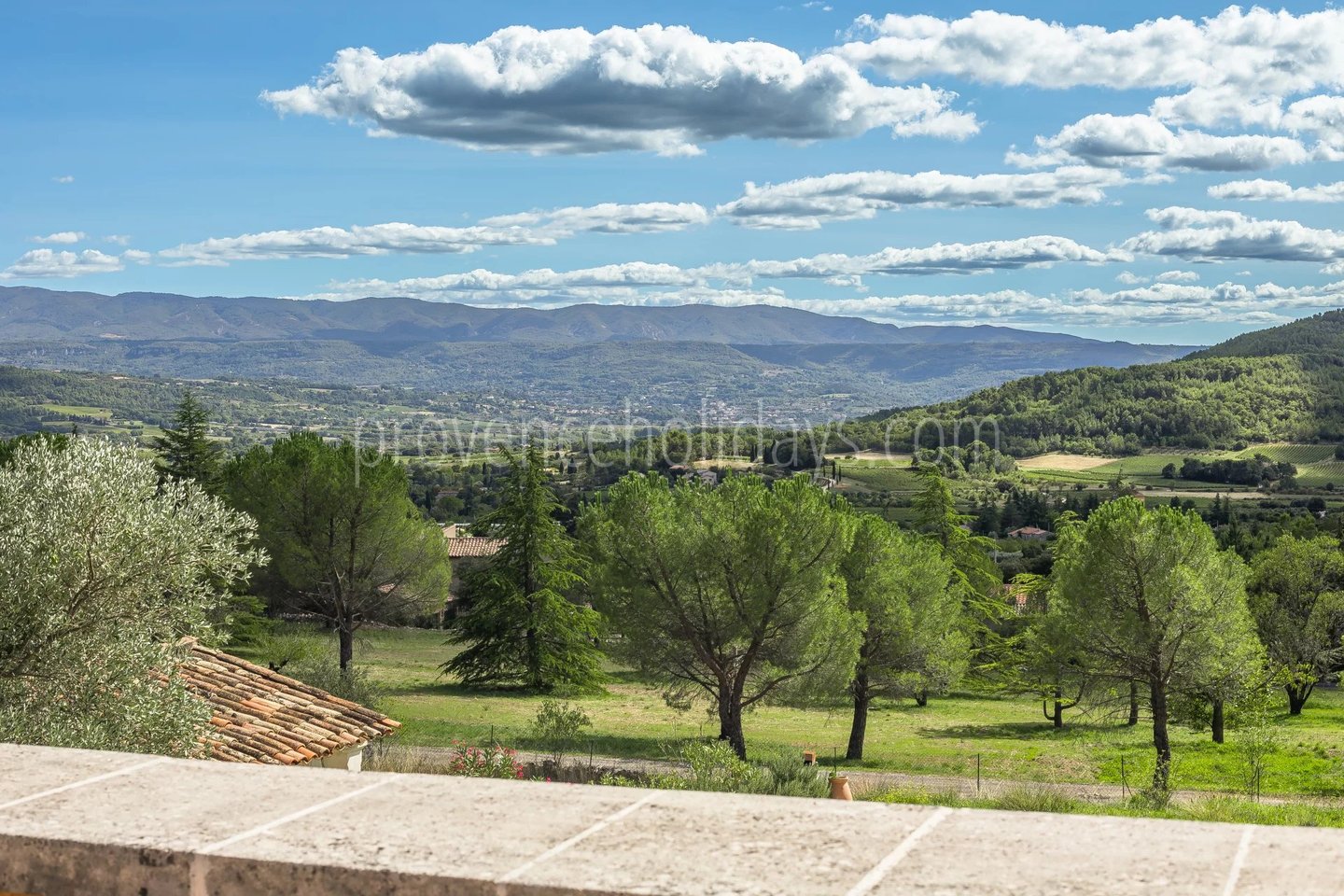 12 - Stone farmhouse in Saint-Saturnin-lès-Apt: Villa: Exterior