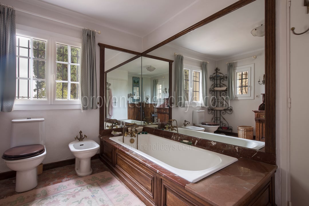 15 - Domaine Alta Vista: Villa: Bathroom