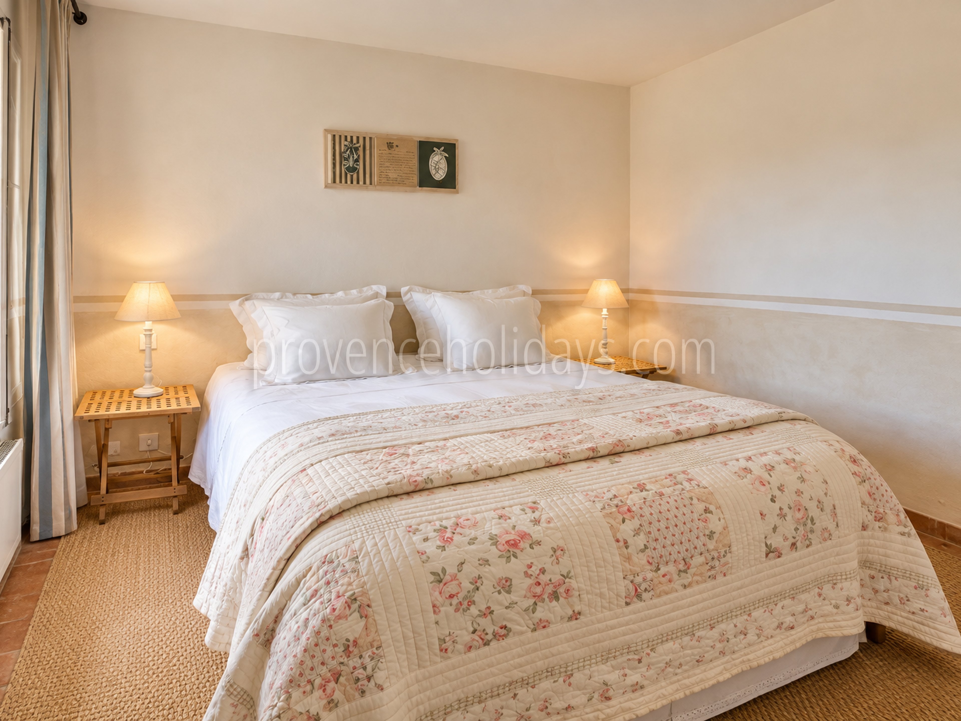 12 - Farmhouse with outbuildings in Lambesc: Villa: Bedroom