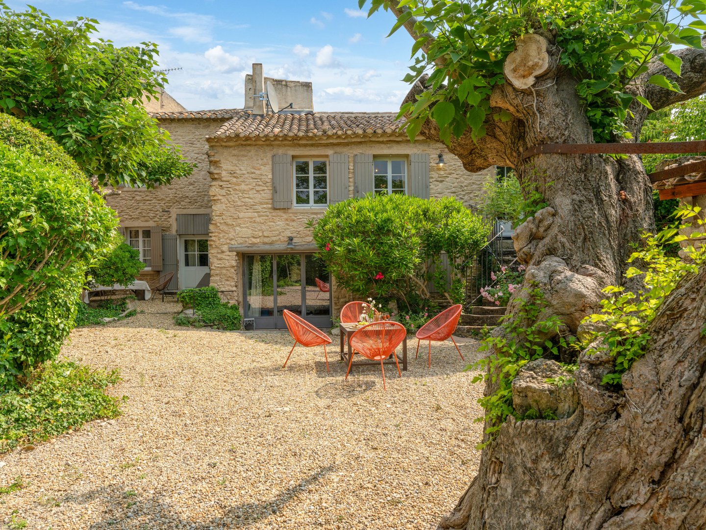 56 - Le Mas de Cabrières: Villa: Exterior