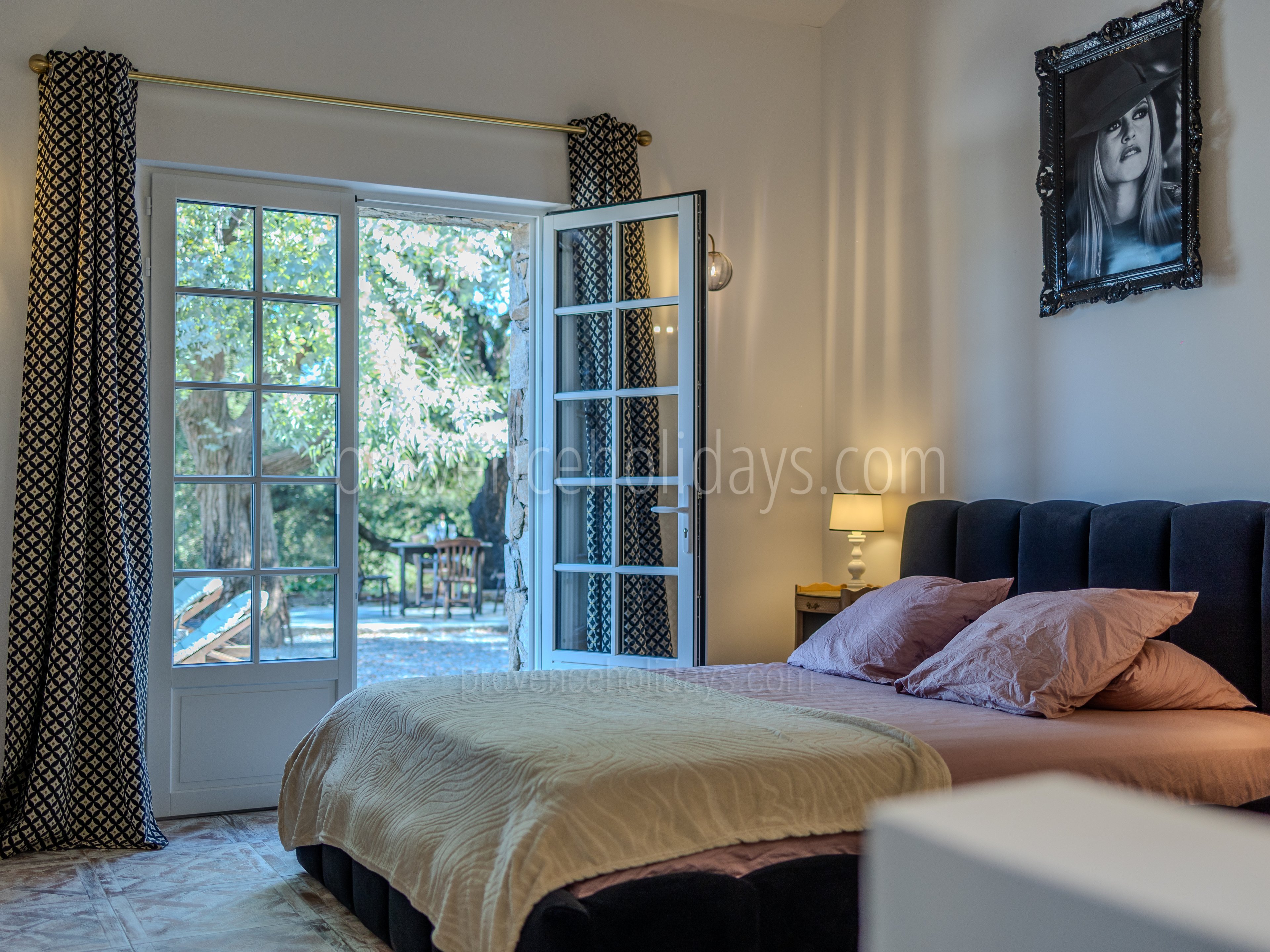 39 - Le Mas de la Garde: Villa: Bedroom