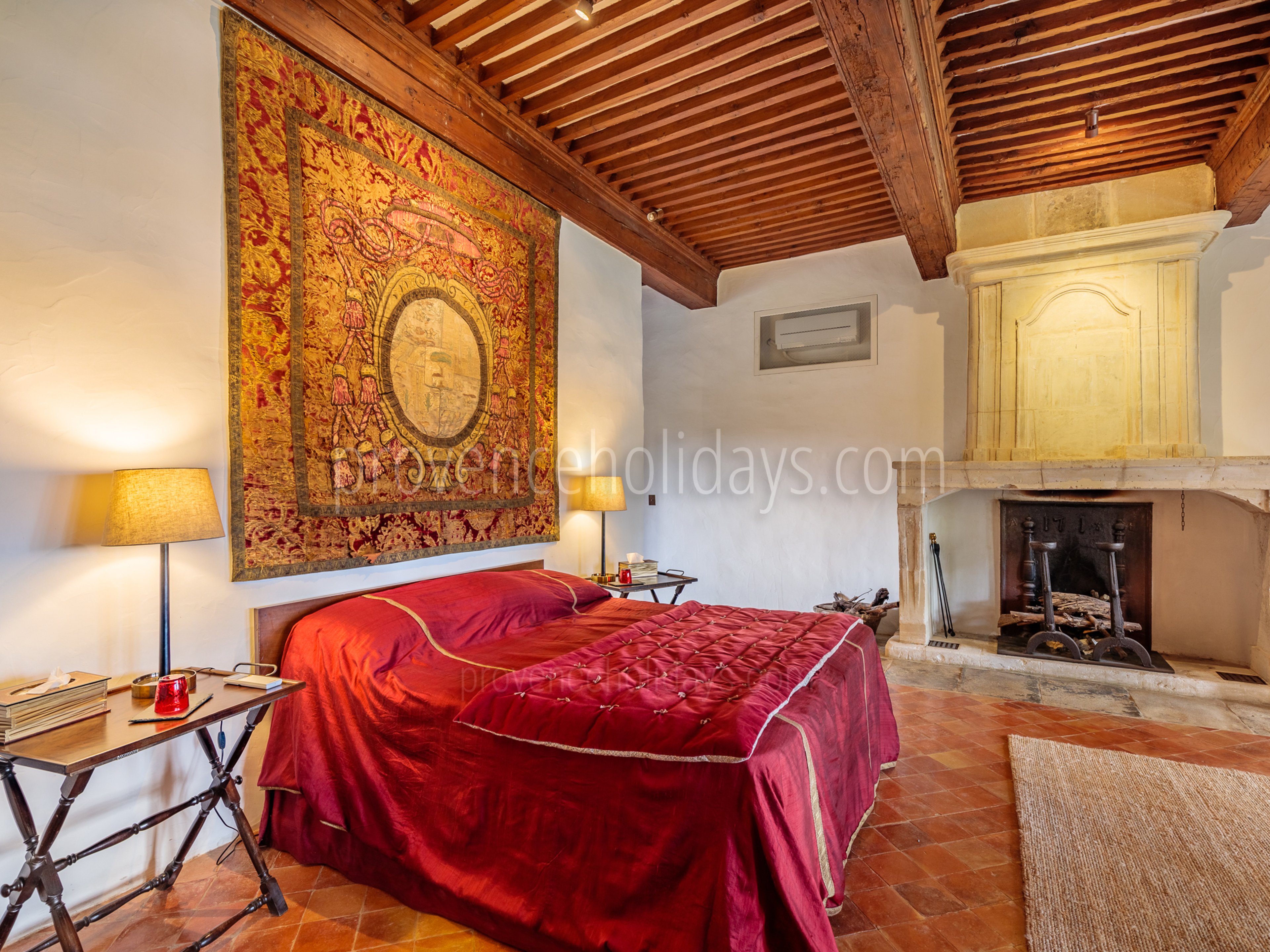 77 - Château de Luberon: Villa: Interior