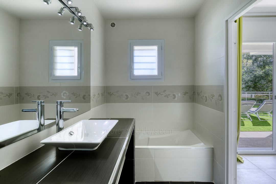 27 - Villa Céline: Villa: Bathroom