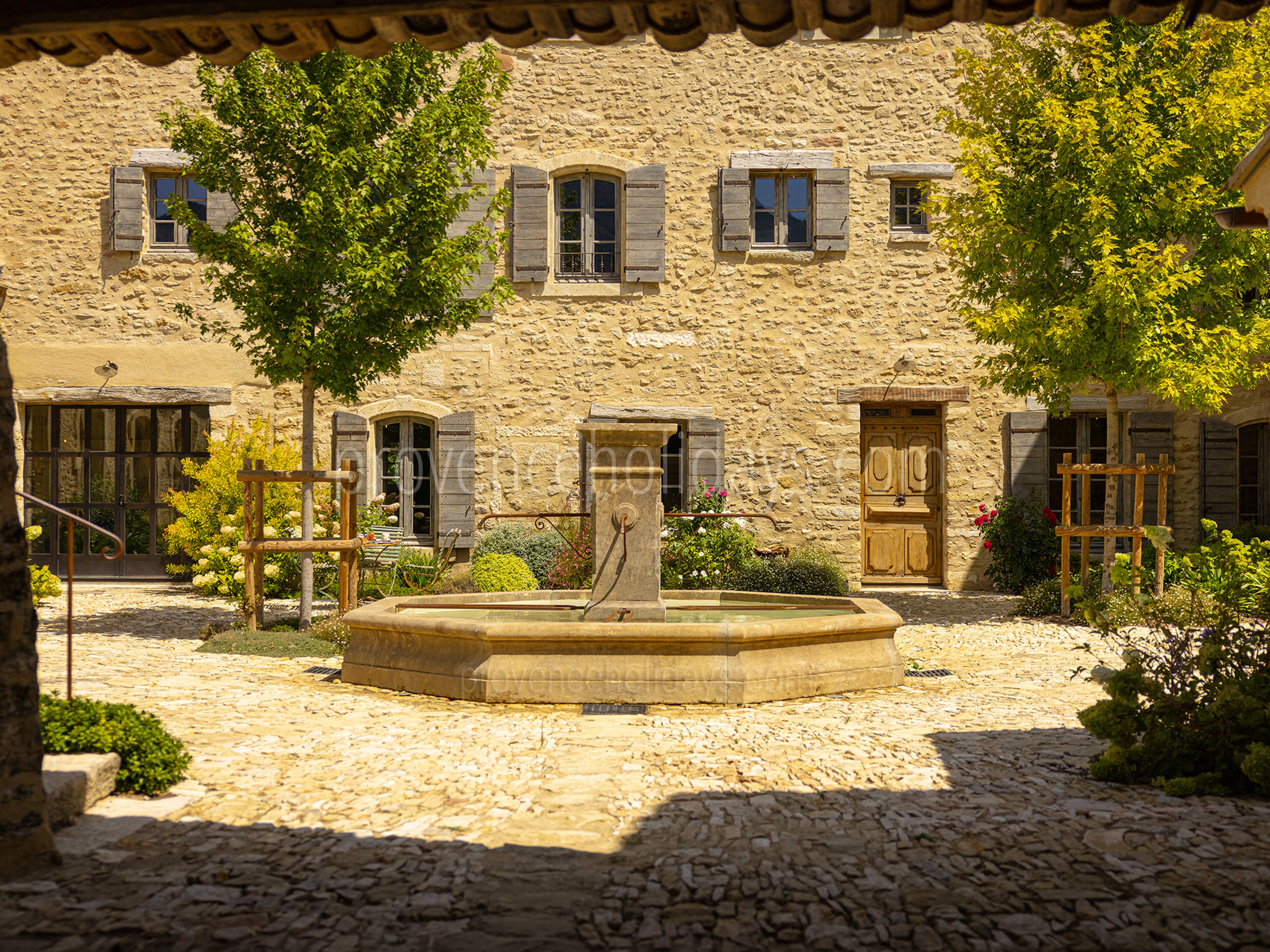 50 - Grand Mas d\'Oppède: Villa: Exterior