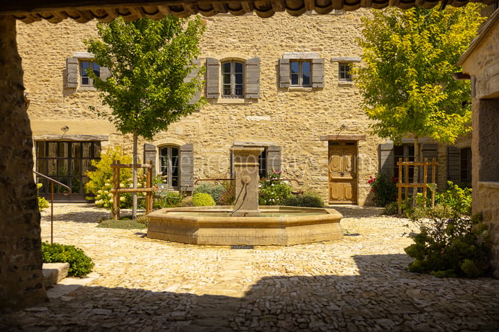 50 - Grand Mas d\'Oppède: Villa: Exterior