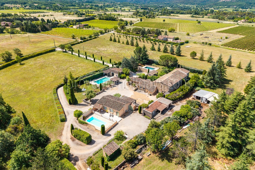 Stone mas, gîtes and three pools near Bonnieux