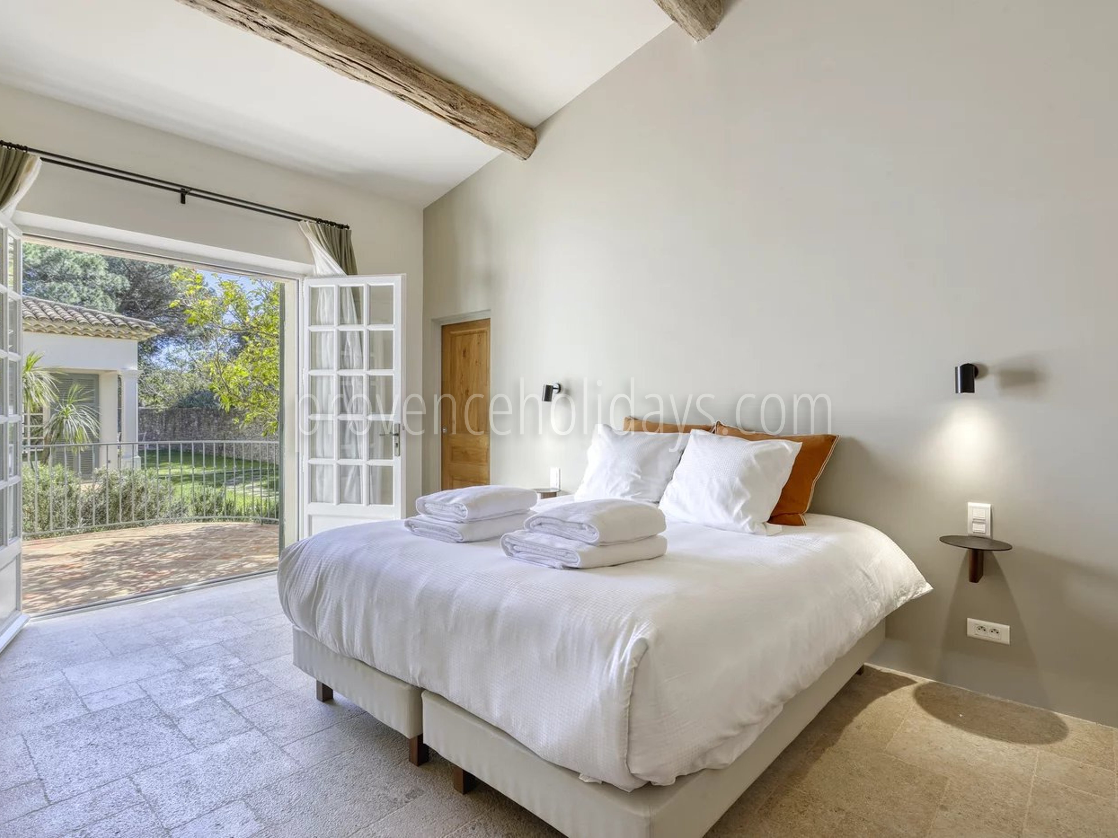 19 - Renovated mas, Ramatuelle: Villa: Bedroom