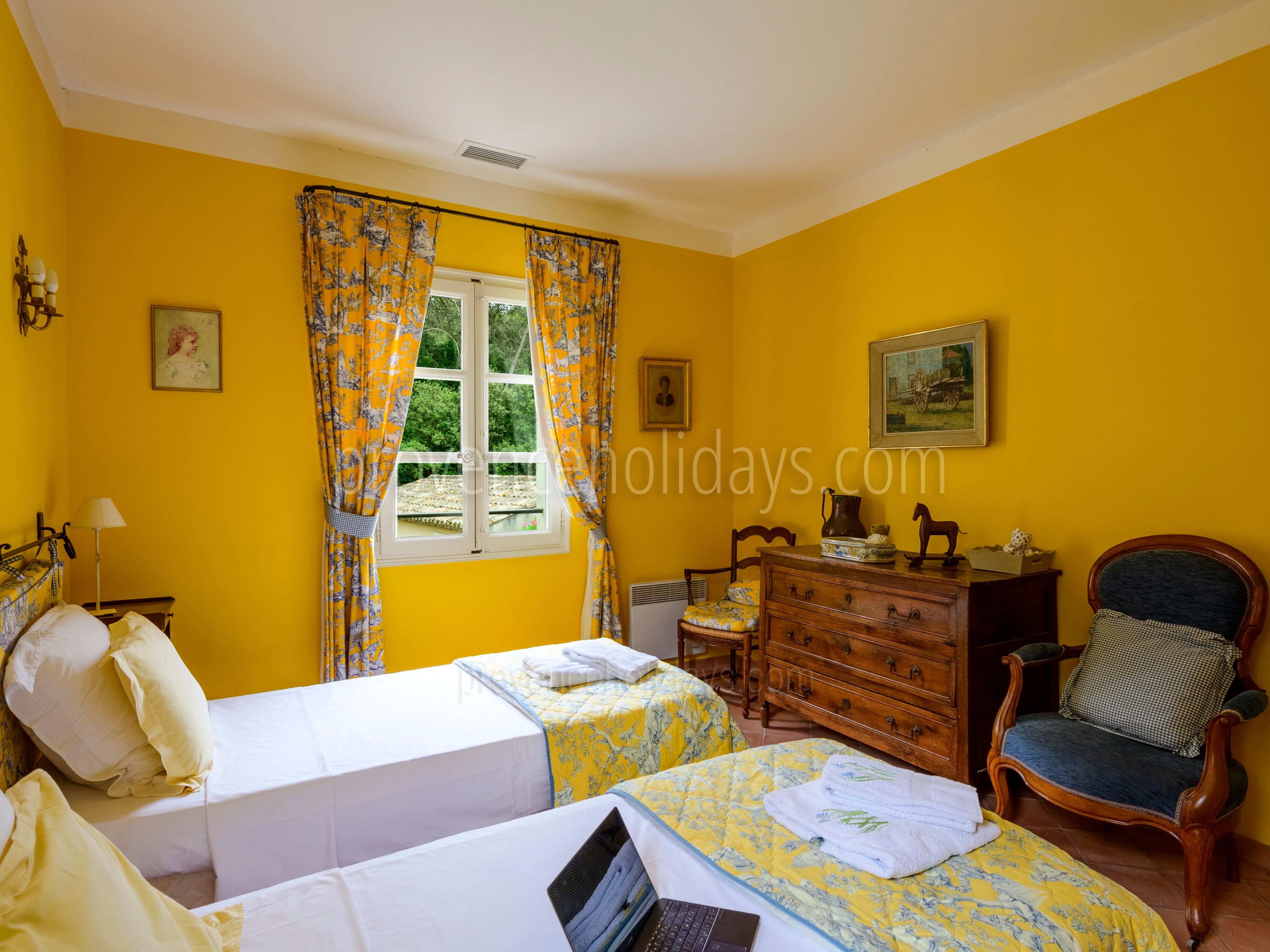 22 - Le Mas des Roses: Villa: Bedroom