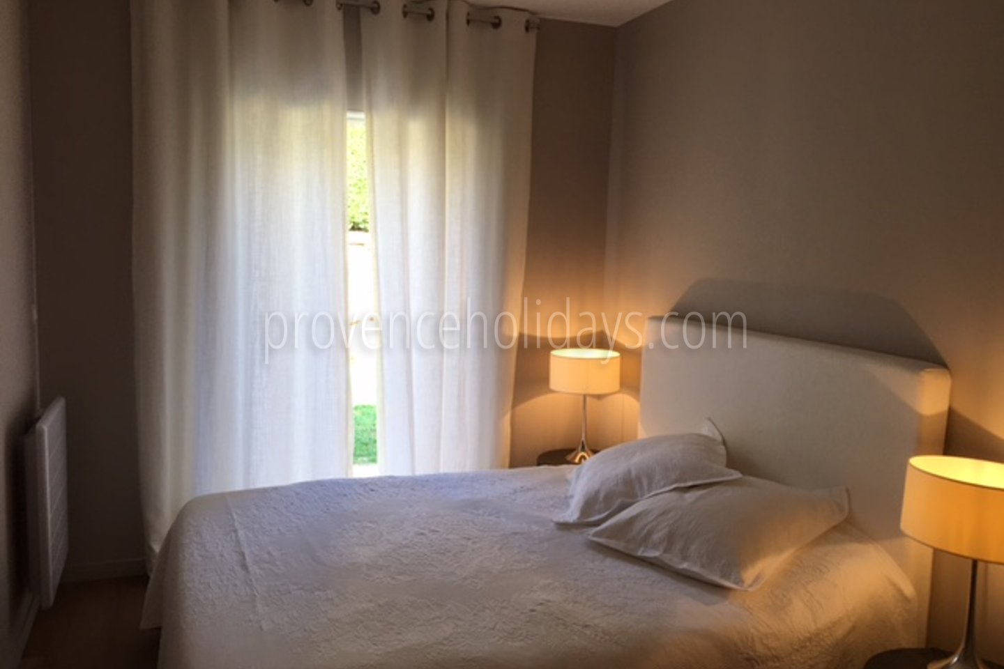 6 - Le Mas des Lys: Villa: Bedroom